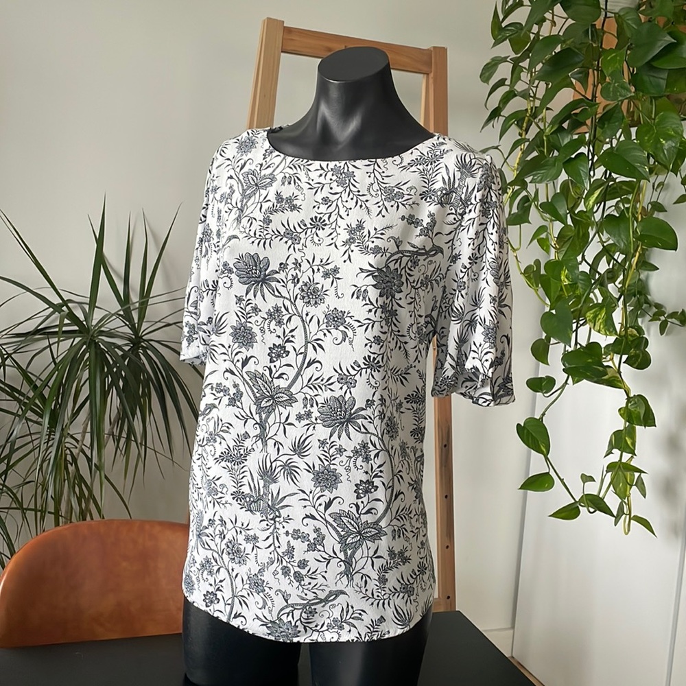 Floral Flutter Sleeve Top (Fits S-L)